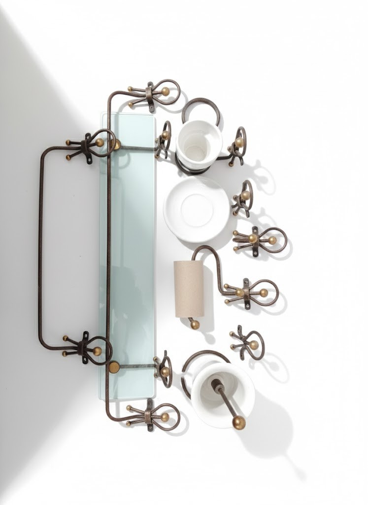 set-accessori-bagno-in-ferro-battutoottone-con-mensola-in-vetro-e-ceramiche-coordinato-completo